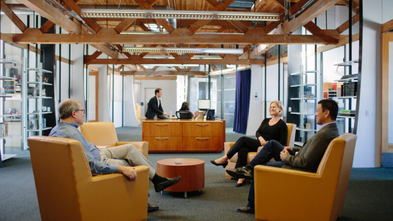 03-team-in-lounge