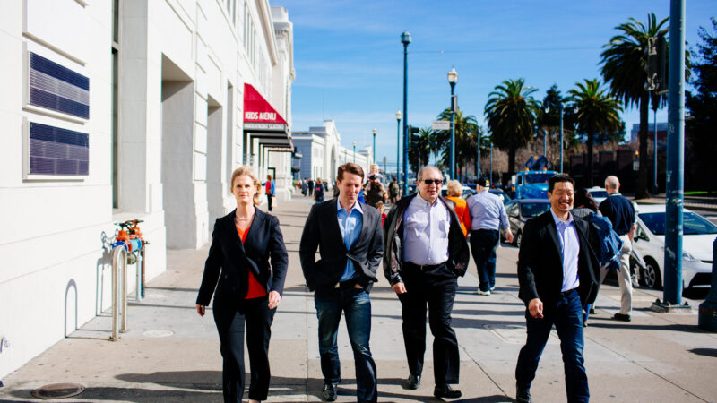 04-team-walking